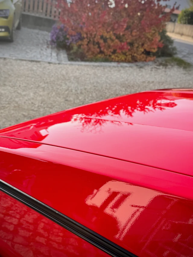 Motorhaube mit realen Lichtreflexen