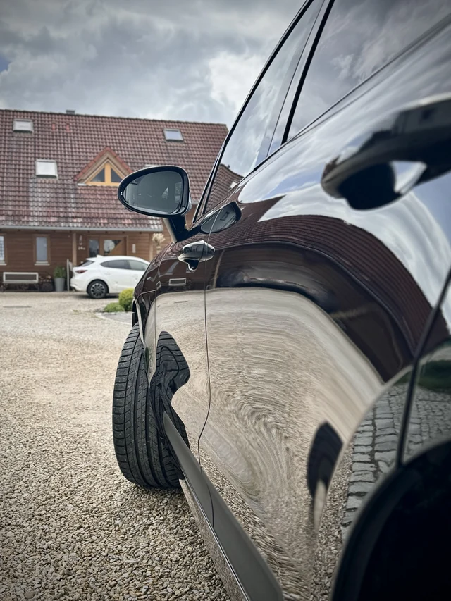 Lackreflexionen an der linken Fahrzeugseite