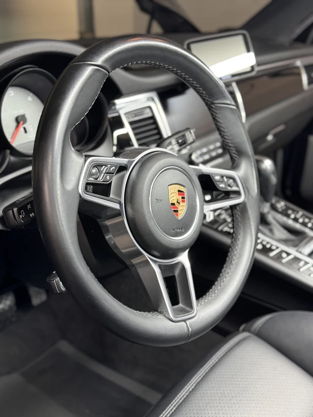 Lenkrad und Cockpit des Porsche Macan nach der Aufbereitung
