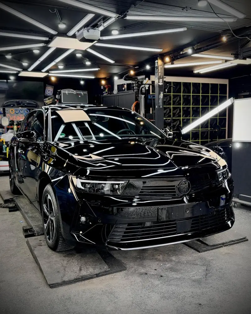 Detailing-Studio in Hohenkammer mit einem Fahrzeug unter der Arbeitsbeleuchtung