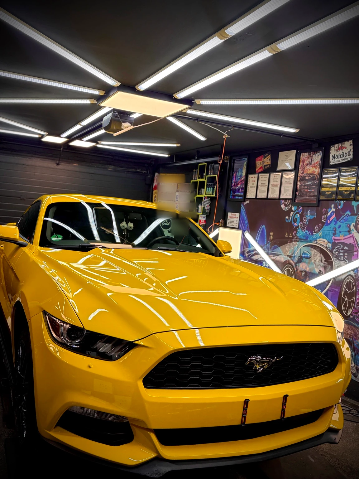 Gelber Ford Mustang nach zweistufiger Lackkorrektur im Studio