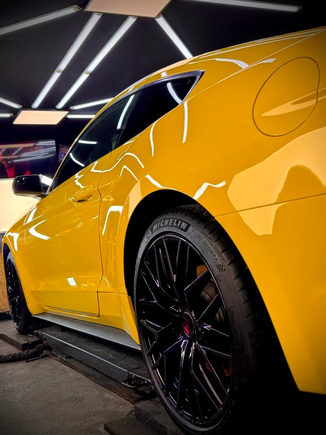 Ford Mustang – Seitenansicht mit Hinterrad
