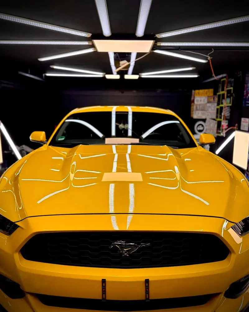 Gelber Ford Mustang nach zweistufiger Lackkorrektur im Studio