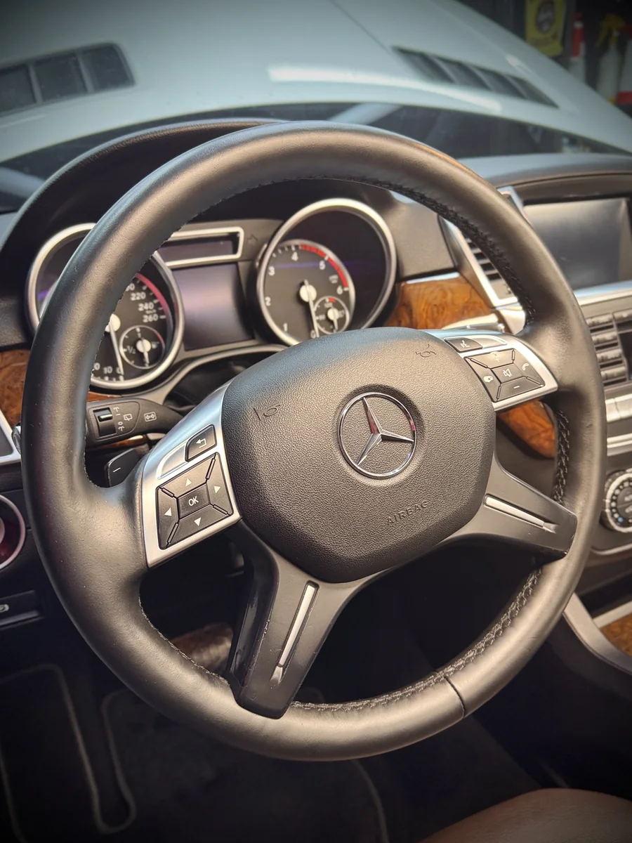 Mercedes-Lederlenkrad nach der Farbauffrischung mit COLOURLOCK-Produkten
